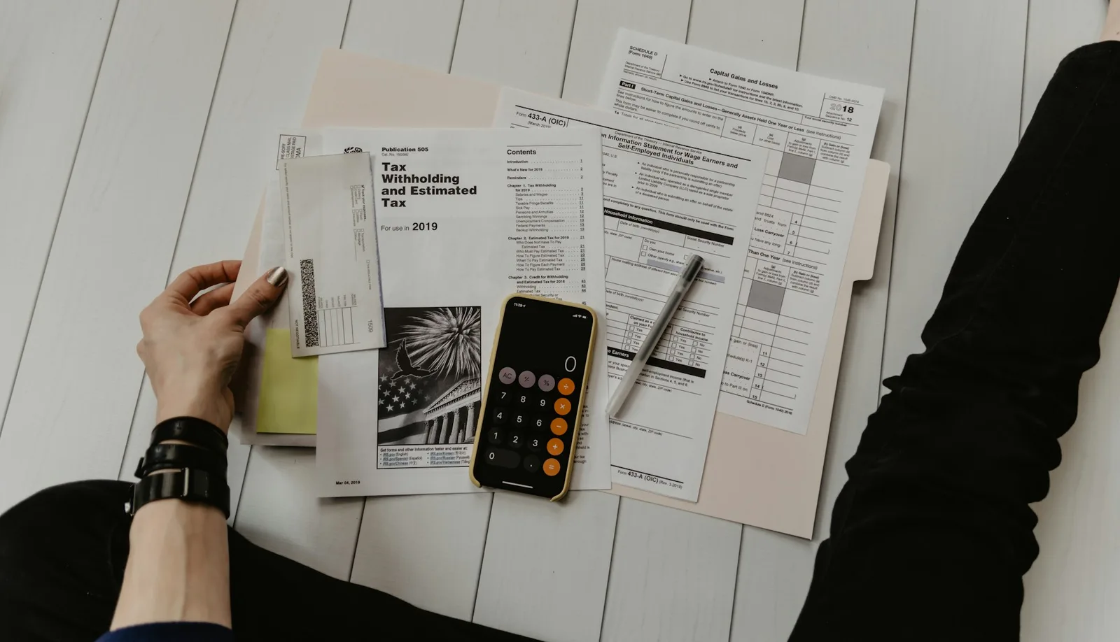 Análise financeira com calculadora e documentos do contrato