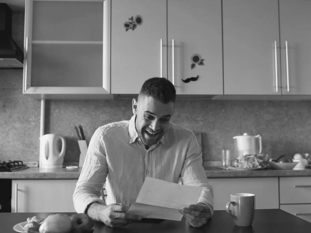 Homem sorrindo ao ler a resposta sobre o próprio contrato