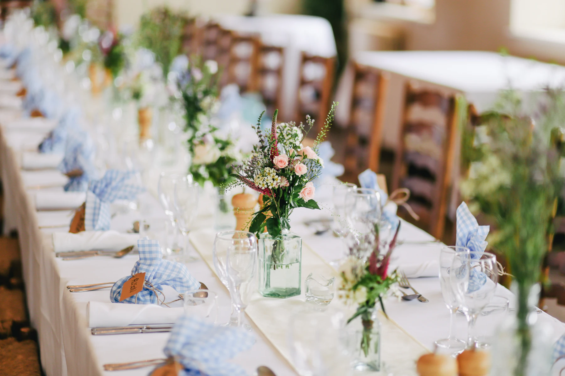 Decoração floral em ambiente de celebração