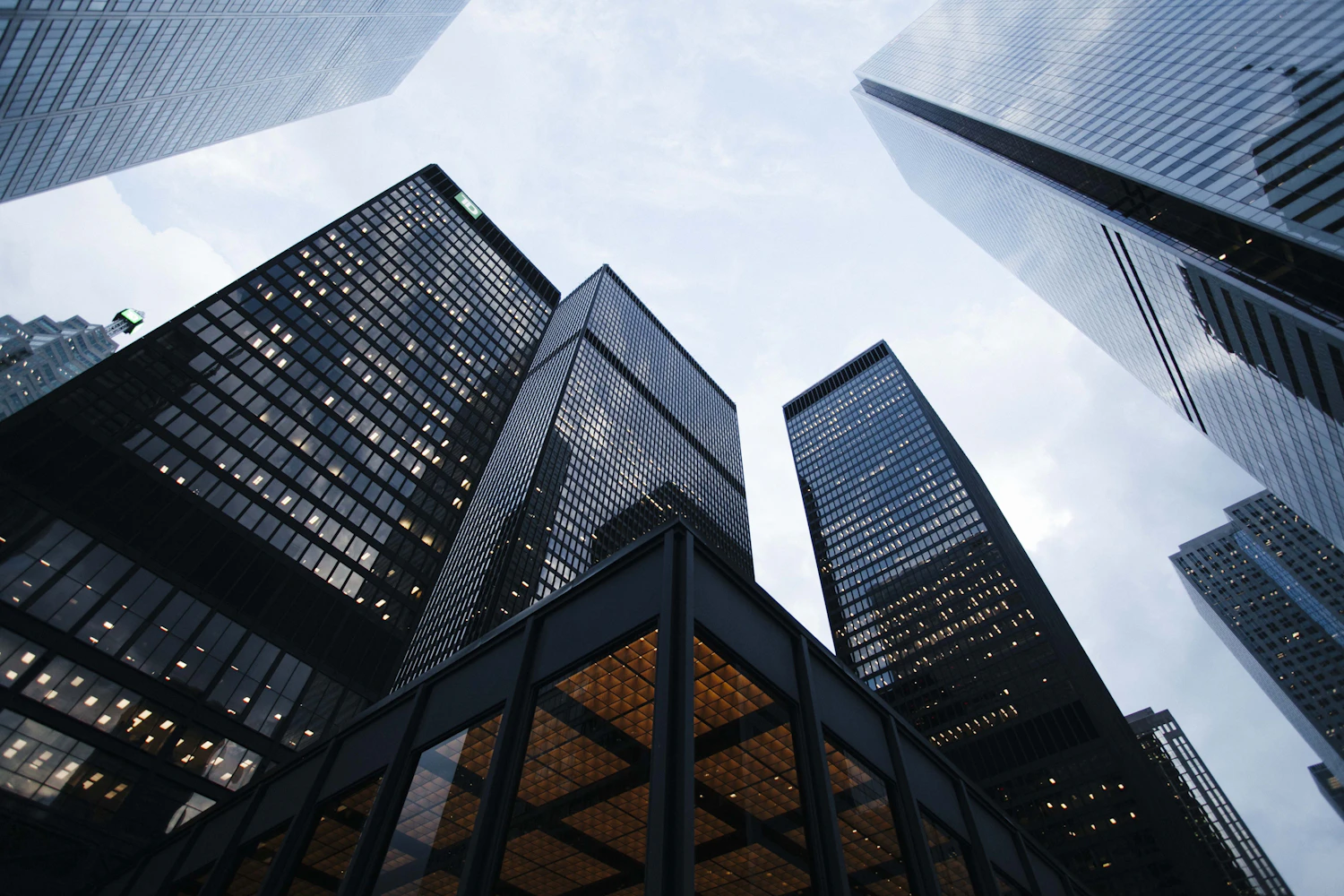 Edifício corporativo usado como referência para direito imobiliário