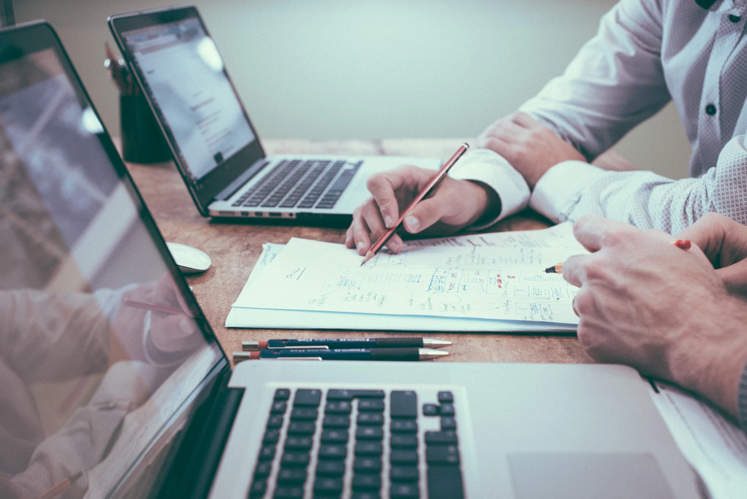 Mesa de trabalho com documentos fiscais e análise financeira