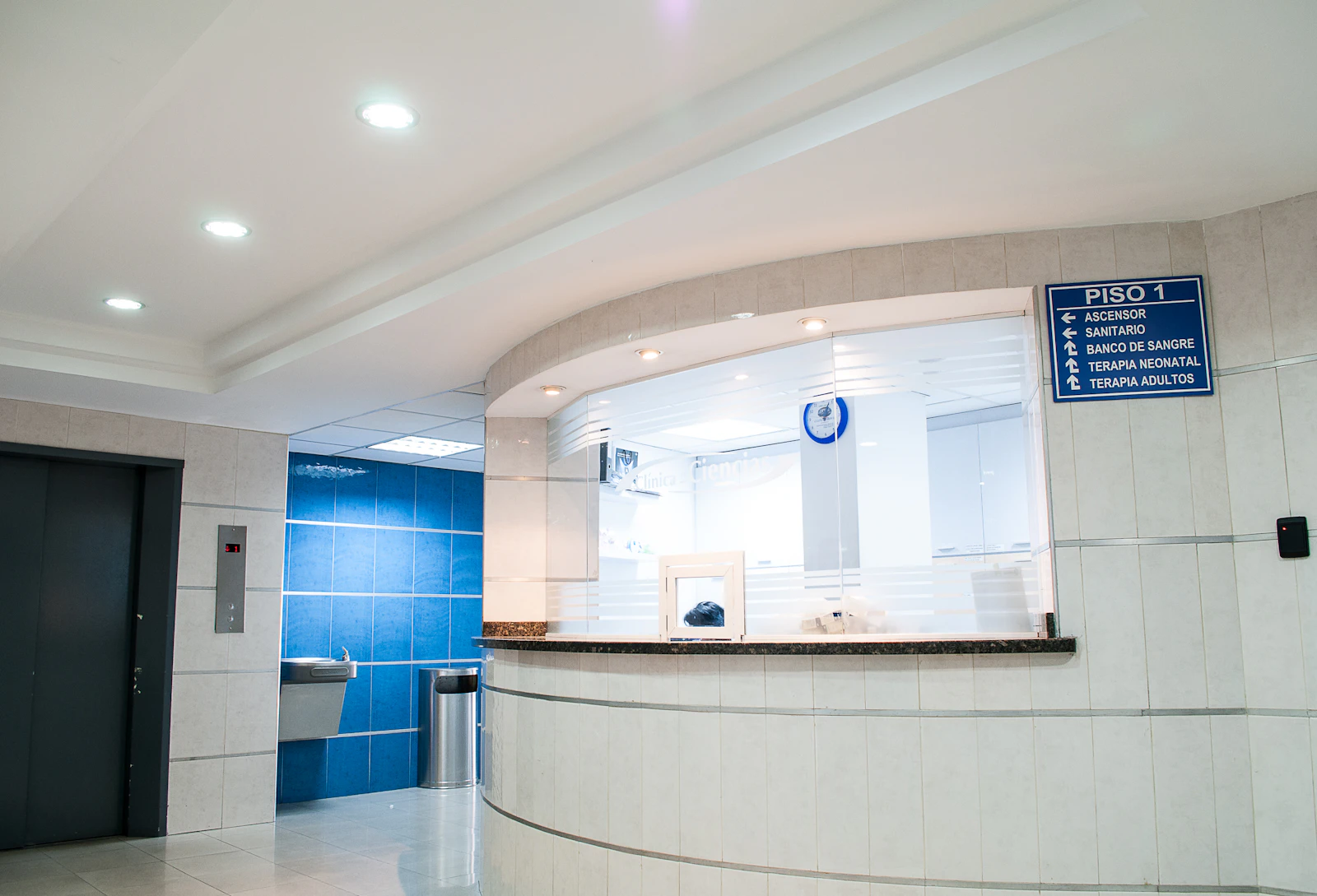 Equipe de saúde em ambiente clínico, referência visual para direito médico